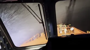 Imagen captada desde la Salvamar ‘Suhail’ en pleno temporal. Las condiciones del mar hicieron imposible localizar a los tres tripulantes desaparecidos.