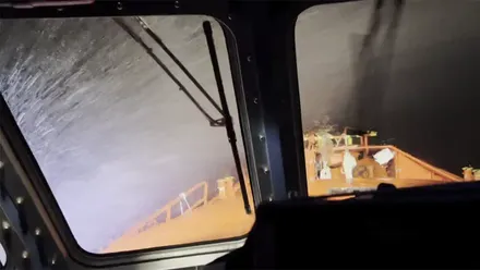 Imagen captada desde la Salvamar ‘Suhail’ en pleno temporal. Las condiciones del mar hicieron imposible localizar a los tres tripulantes desaparecidos.