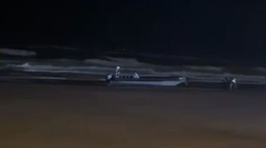 Lancha semirrígida en la playa