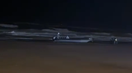 Lancha semirrígida en la playa