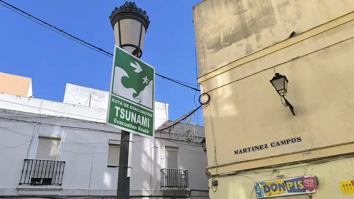 Simulacro de tsunamis en Cádiz: de carteles a la 'remanguillé' y memes a Rocío Jurado y 'Como una ola'