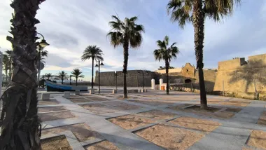 La patera en recuerdo a las víctimas del naufragio de Rota, junto al Castillo de Santa Catalina, bajo un cielo con nubes dispersas en la mañana de este lunes 10 de noviembre en Cádiz. Foto: José Luis Porquicho Prada.