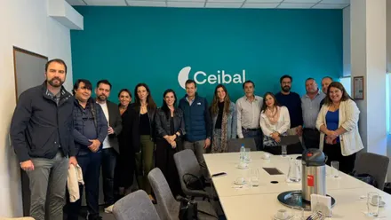 La delegación gaditana recorrió las instalaciones de Ceibal, el centro uruguayo referente en integración tecnológica educativa, para conocer de primera mano sus iniciativas en aprendizaje digital, inclusión y desarrollo de competencias para la ciudadanía global.