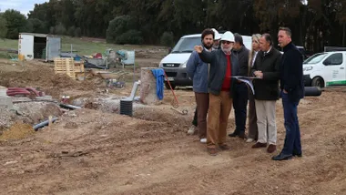 Representantes municipales visitan el terreno del futuro cementerio de animales en Chiclana.