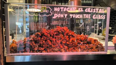Apetecibles chicharrones de Chiclana en el mostrado de un puesto de la Plaza de Cádiz en el mediodía de este lunes 24 de noviembre. Foto: José Luis Porquicho Prada.