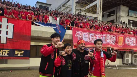 Lolo Bocardo, en la imagen con la bufanda en la cabeza, celebra el ascenso del Chongqing Tonglianglong.