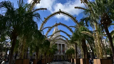 Cielo azul en la plaza de San Juan de Dios con el alumbrado de Navidad ya colocado. Foto: Eulogio García.