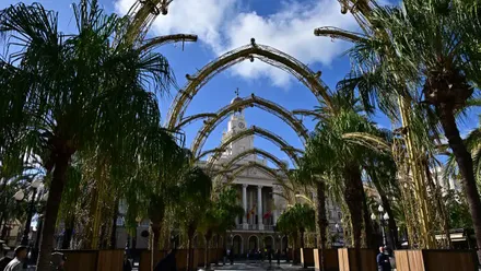 Cielo azul en la plaza de San Juan de Dios con el alumbrado de Navidad ya colocado. Foto: Eulogio García.
