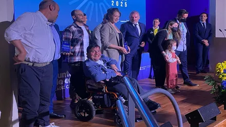 Miembros de Ciudadanía Activa en un acto de la Fundación Cádiz C.F. con fondo azul.
