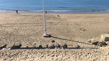 La tubería del colector de Santa María ha vuelto a quedar al descubierto. Foto: José Luis Porquicho Prada..