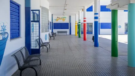 Patio infantil de un colegio de San Fernando con columnas de colores.