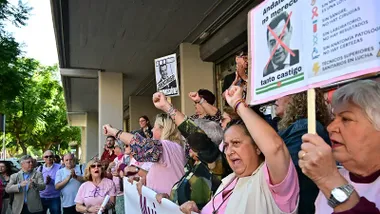Concentración de la Asociación Mujeres Feministas de Cádiz a las puertas de la sede del SAS en la capital gaditana. Foto: Eulogio García.
