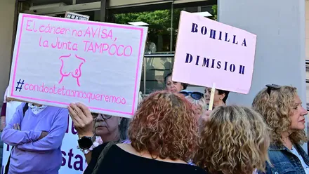 Carteles durante la concentración ante el SAS de este lunes 3 de noviembre. Foto: Eulogio García.