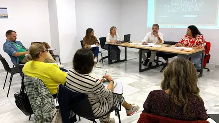El Consejo Sectorial de Educación de Rota reunido en una habitación blanco.