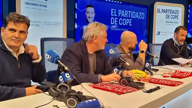 Contreras mira a cámara mientras Vizcaíno y el alcalde Germán Beardo conversan durante la emisión de El Partidazo de COPE en el Teatro Muñoz Seca de El Puerto.