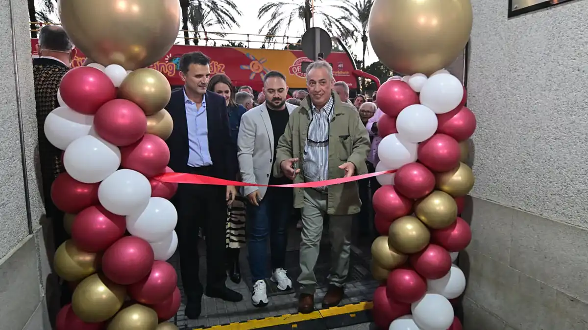 El presidente de Asodemer, José Luis Paramio, se dispone a cortar la cinta de inauguración en presencia del alcalde y del presidente de la asociación del Mercado Virgen del Rosario. Foto: Eulogio Garcia.