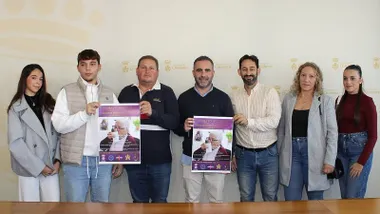 Fede Díaz junto con los costaleros en la presentación del acto solidario.