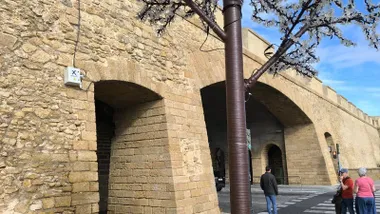 Malestar en Cádiz con Ximenez: marcas, cables y maltrato a los monumentos de la ciudad