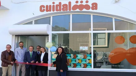 Momento de la inauguración, cortando el lazo, de Cuidalma.