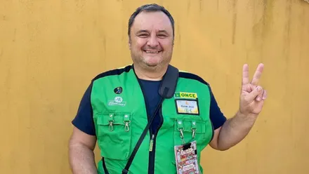 Manuel Valverde, con su chalequillo verde de la ONCE.