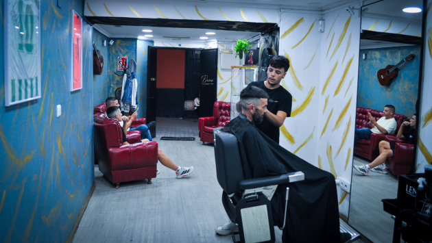 El peluquero trabajadno en Dani The Barber