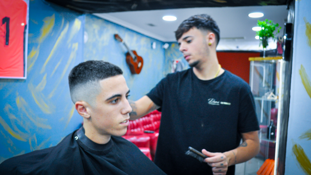 Juventud emprendedora en el barrio de Santa María: La peluquería 'Dani The Barber'
