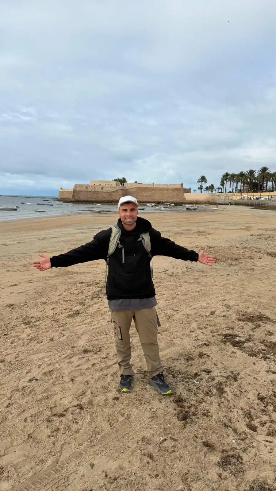 David Giménez posa en la playa de La Caleta de Cádiz con el castillo de Santa Catalina al fondo. Foto: David Giménez.