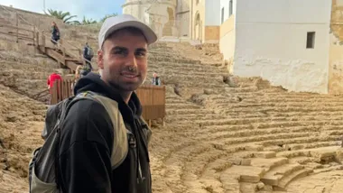 David Giménez, en su visita al Teatro Romano de Cádiz, dentr de su reto de recorrier a pie el perímetro de la Península Ibérica. Foto: David Giménez.