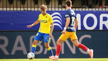 El jugador del Cádiz CF De la Rosa, en la imagen ante el FC Andorra, podría regresar hoy al once titular. Foto: LaLiga Hypermotion.
