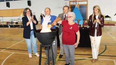 Mayores con el alcalde, José María Román y la delegada Isabel Butrón en la inauguración de las jornadas deportivas senior.