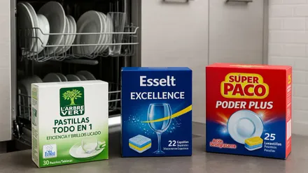 Cajas de vistosos colores de detergentes de lavavajillas.
