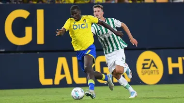 El jugador del Cádiz CF Diakité se marcha de un futbolista del Córdoba Cf durante el Trofeo Carranza.