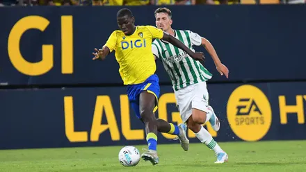El jugador del Cádiz CF Diakité se marcha de un futbolista del Córdoba Cf durante el Trofeo Carranza.