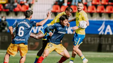 El centrocampista del Cádiz CF, Diakité, pelea un balón con el coreano del FC Andorra Minsu. Foto: Cádiz CF.