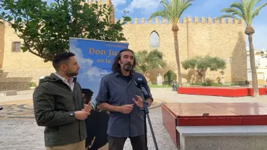 Presentación de "Don Juan en la Plaza" con su director y delegado junto al entarimado en rojo que será el escenario.