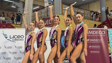 Componentes del equipo de gimnasia rítmica isleño con traje morado.