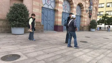 Turistas caminan por delante de la entrada del Falla ajenos a la presencia d elas estrellas del paseo de la fama del Carnaval.