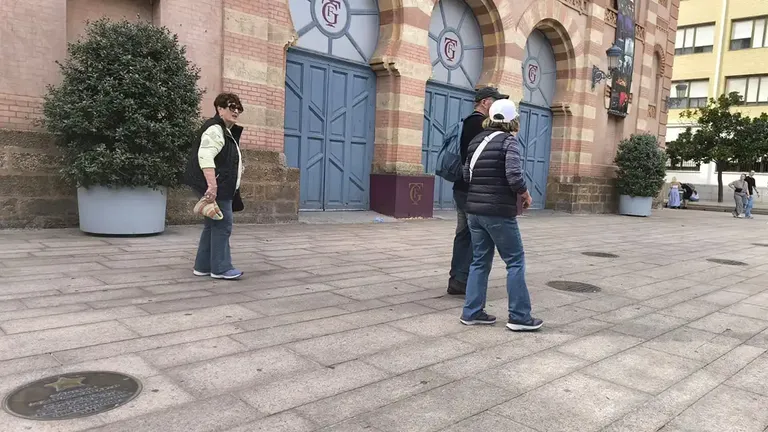 Turistas caminan por delante de la entrada del Falla ajenos a la presencia d elas estrellas del paseo de la fama del Carnaval.
