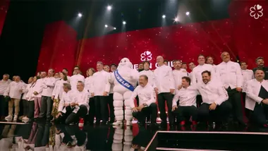 Foto de familia con los chefs y las chefs de restaurantes con estrella Michelin este 2026. Foto: YouTube Guia Michelin.
