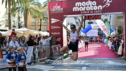 Eva Rodríguez de Trujillo salta al llegar a meta en la Media Maratón Ciudad de Cádiz tras competir en un Iron el día anterior.