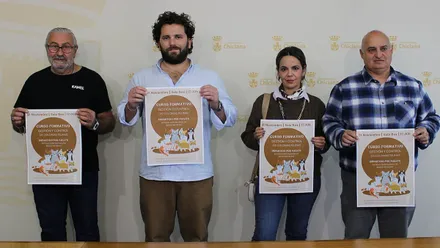 Guillermo Sierra con representantes de las asociaciones felinas sostienen el cartel en la mano.