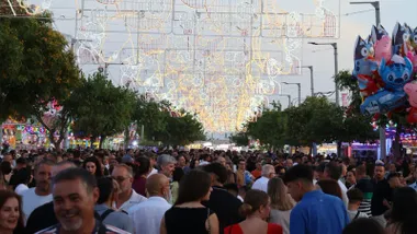Publico dentro de la Feria de San Antonio de Chiclana.