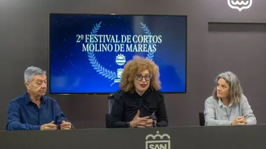 Tres personas delante de una pantalla donde se lee Molinos Mares, el festival de cortos de San Fernando.