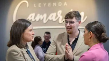 La alcaldesa hablando con los personas y de fondo un cartel donde se lee "Leyenda Camarón".