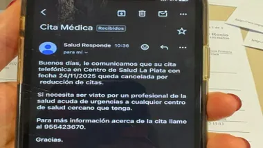 Mano de mujer sostiene un teléfono móvil donde se lee el texto fraudulento.