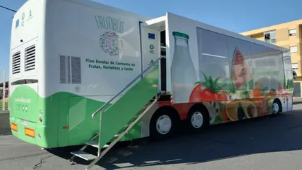 Autobús colorido llamado "Frutibús".