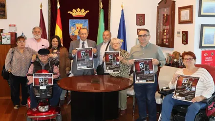 Sosteniendo el cartel las fuerzas municipales y organizadores de "Teatro Mínimo Solidario" en Chiclana.