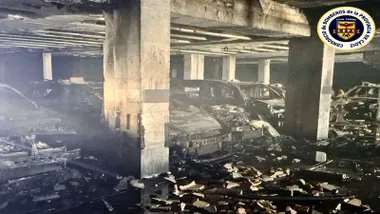 Garaje con coches calcinados.