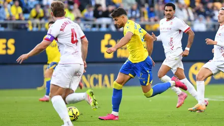 El jugador del Cadiz CF Álvaro García Pascual connduce el balón en el encuentro ante la Cultural y Deportiva Leonesa. Foto: Cádiz CF.