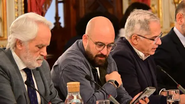 El alcalde de El Puerto, vicepresidente de Diputación y responsable del Patronato de Turismo, German Beardo, observa el móvil durante un pleno de la Corporación provincial. Foto: Eulogio García.